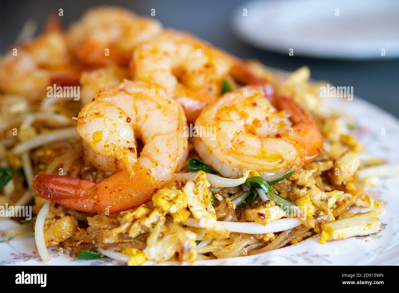 Nouilles frites de style thaï aux crevettes Banque D'Images
