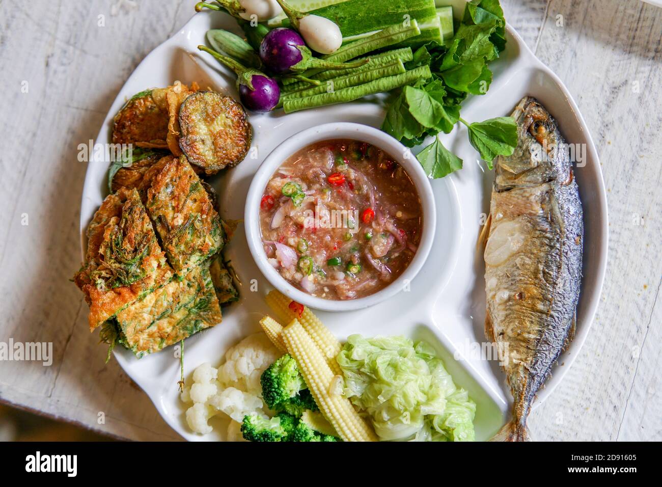 Sauce à la pâte de crevettes au maquereau frit et aux légumes. Cuisine thaïlandaise Banque D'Images