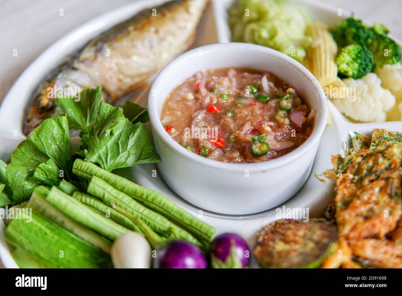 Sauce à la pâte de crevettes au maquereau frit et aux légumes. Cuisine thaïlandaise Banque D'Images