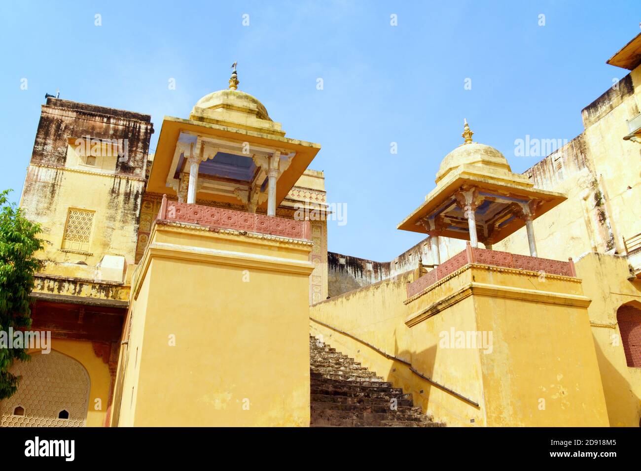 Le fort Amer ou Amber s'élève sur la gamme Aravalli de collines au-dessus du lac Maota. Le fort a été construit en 1592 avec du grès rouge et du marbre et a été largement Banque D'Images