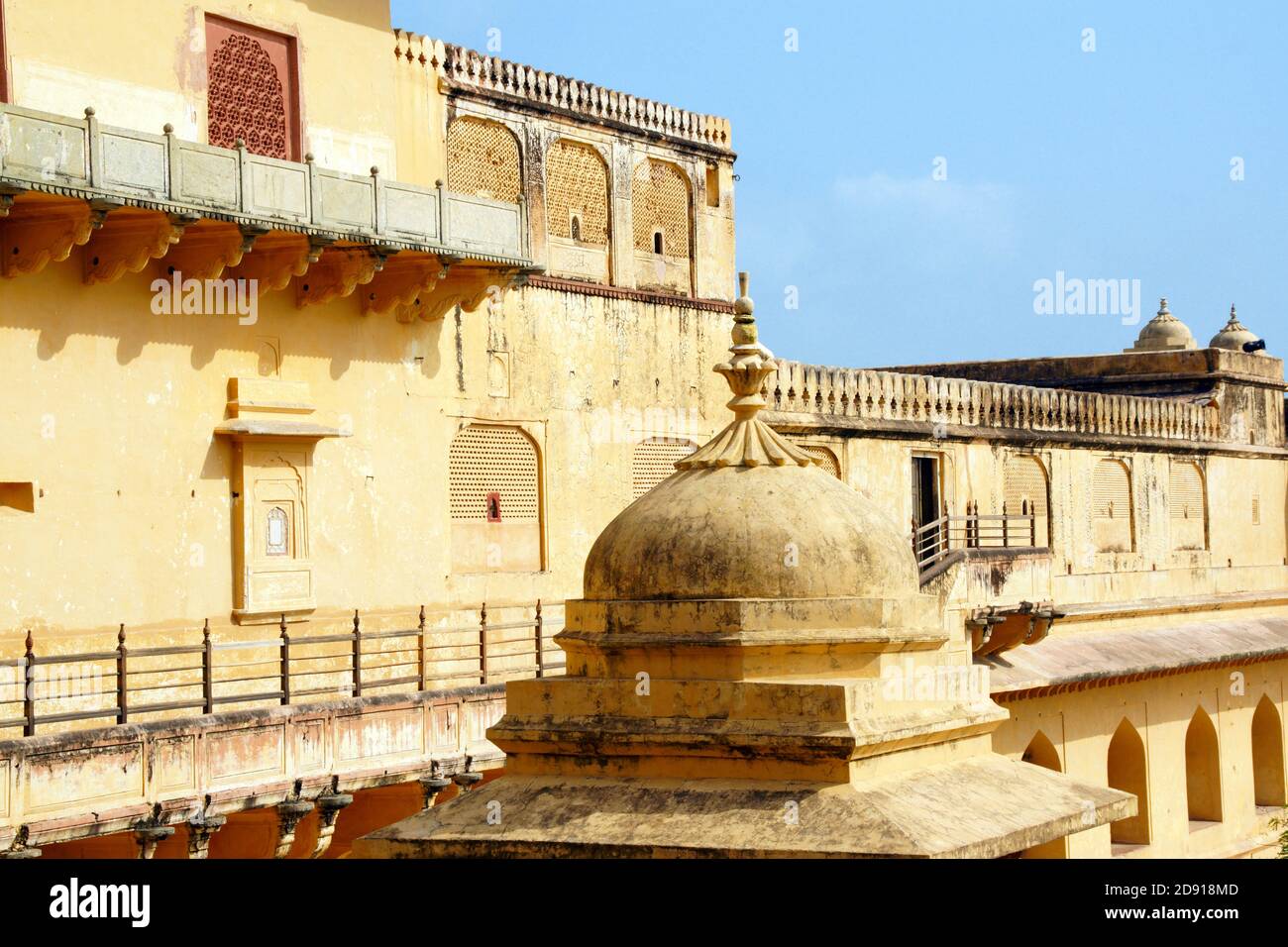 Le fort Amer ou Amber s'élève sur la gamme Aravalli de collines au-dessus du lac Maota. Le fort a été construit en 1592 avec du grès rouge et du marbre et a été largement Banque D'Images