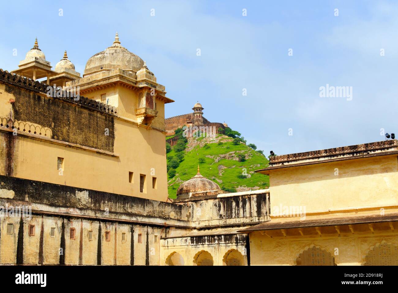 Le fort Amer ou Amber s'élève sur la gamme Aravalli de collines au-dessus du lac Maota. Le fort a été construit en 1592 avec du grès rouge et du marbre et a été largement Banque D'Images