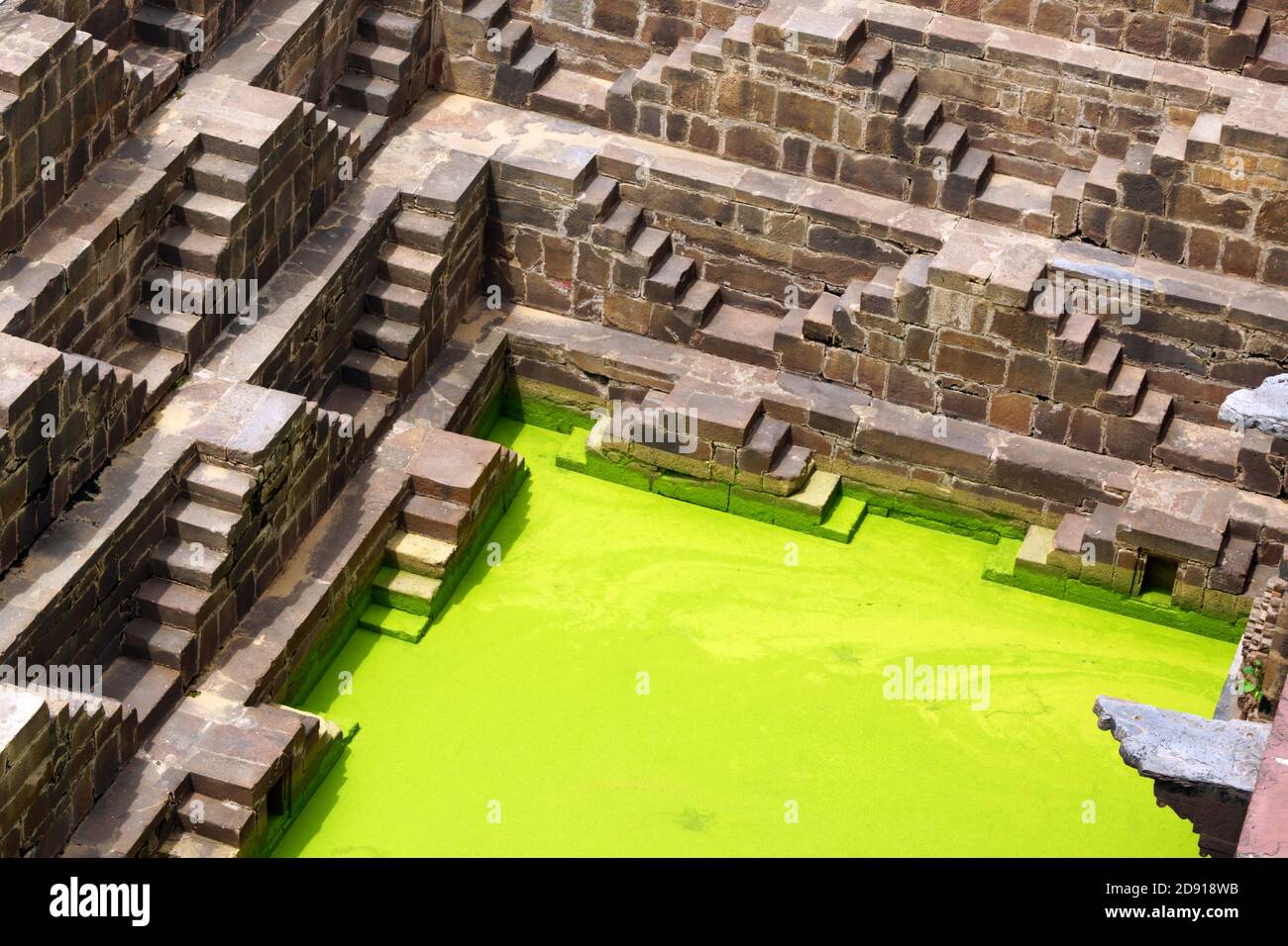 Le Chand Baori est un puits construit par le roi Chanda dans le village d'Abhaneri au Rajasthan au IXe siècle. Il est composé de 3,500 étapes faites de ston Banque D'Images