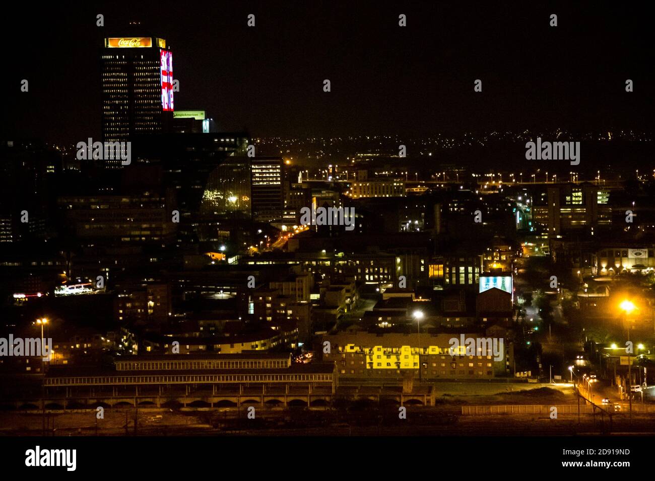 Johannesburg, Afrique du Sud - 17 septembre 2013 : vue en grand angle des bâtiments illuminés et des scènes de rue de la banlieue de Braamfontein, dans le quartier des affaires de Johannesburg Banque D'Images