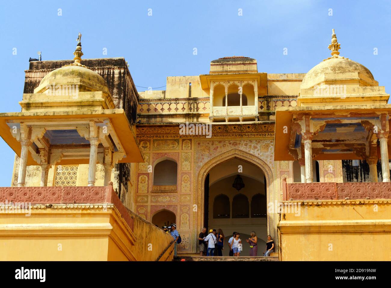 Amer, Inde - 16 août 2016 : touristes visitant le fort Amber à Amer, Rajasthan, Inde. Le fort Amer ou Amber s'élève sur la gamme de collines d'Aravalli Banque D'Images