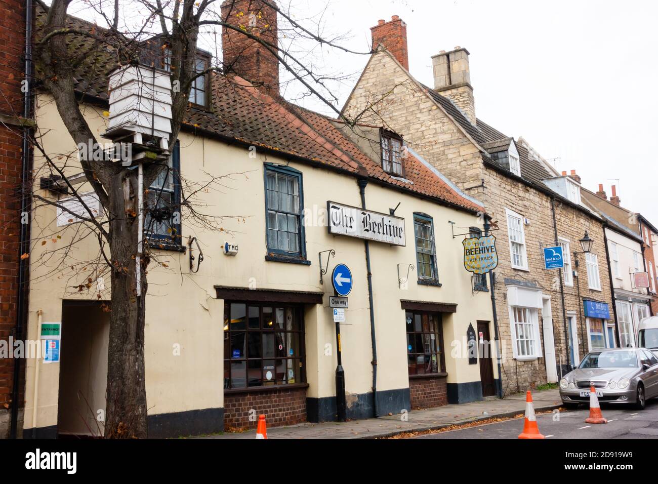 The Beehive Inn, maison publique de signe vivant sur Castlegate, Grantham, LKincolnshire, Angleterre. Banque D'Images