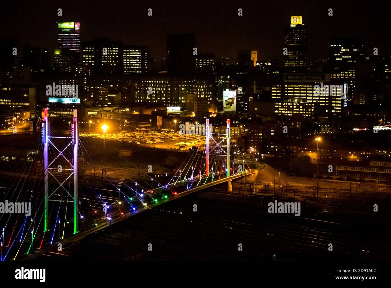 Johannesburg, Afrique du Sud - 17 septembre 2013 : vue en grand angle des bâtiments illuminés et des scènes de rue de la banlieue de Braamfontein, dans le quartier des affaires de Johannesburg Banque D'Images