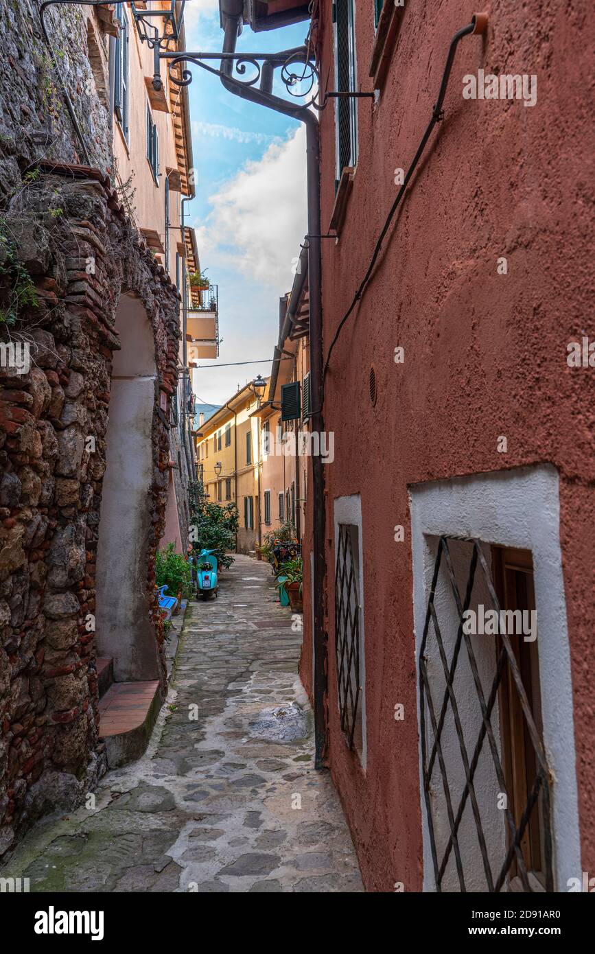 Une des nombreuses ruelles caractéristiques de l'ancien village de Porto Ercole. toscane, Italie, Europe Banque D'Images