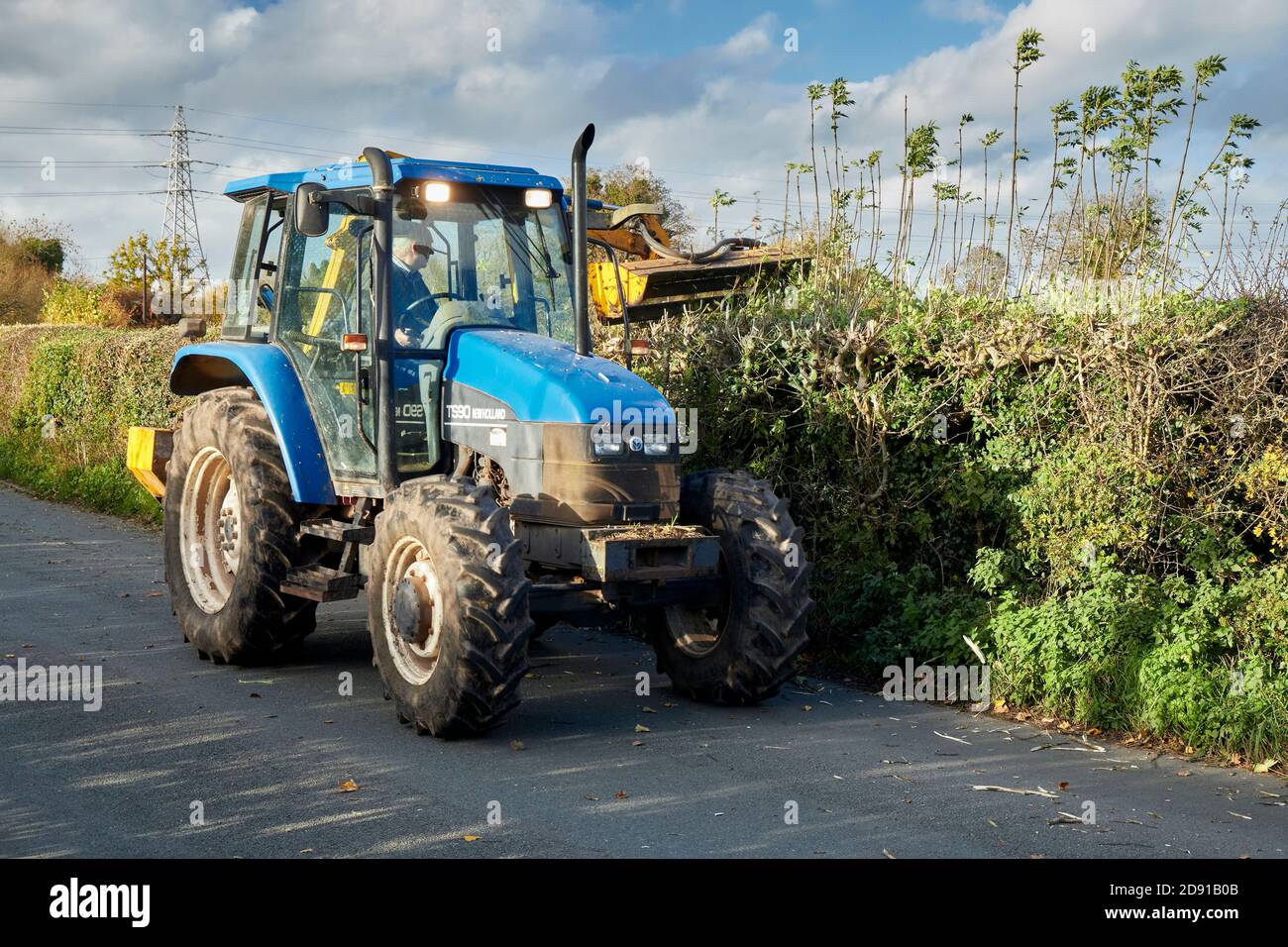 Coupe de haies avec un tracteur New Holland TS90 4RM et Faucheuse à fléaux Bomford b467 Banque D'Images