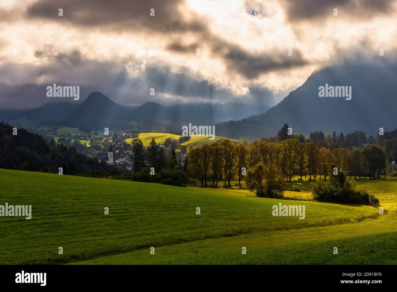 Spectaculaire ciel d'été au-dessus de Bad Aussee à Steiermark Banque D'Images