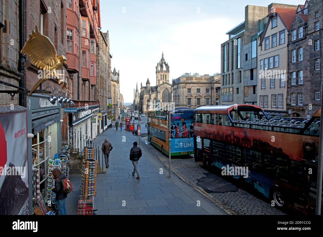Centre-ville d'Édimbourg, Écosse, Royaume-Uni. 2 novembre 2020. Edimbourg est désormais soumis aux restrictions de niveau trois, le deuxième niveau d'alerte le plus élevé. Au niveau trois, les locaux d'accueil seront autorisés à ouvrir - mais aucun alcool ne peut être vendu, et ils doivent fermer à 18:00. Bien que quelques-uns aient ouvert, la plupart des établissements qui vendent normalement de l'alcool et fournissent des repas ont choisi de ne pas ouvrir. Tout est calme, y compris les cafés et les magasins touristiques. Photo : la partie Lawnmarket du Royal Mile, qui fait habituellement du thé avec les touristes à tout moment de la journée. Banque D'Images