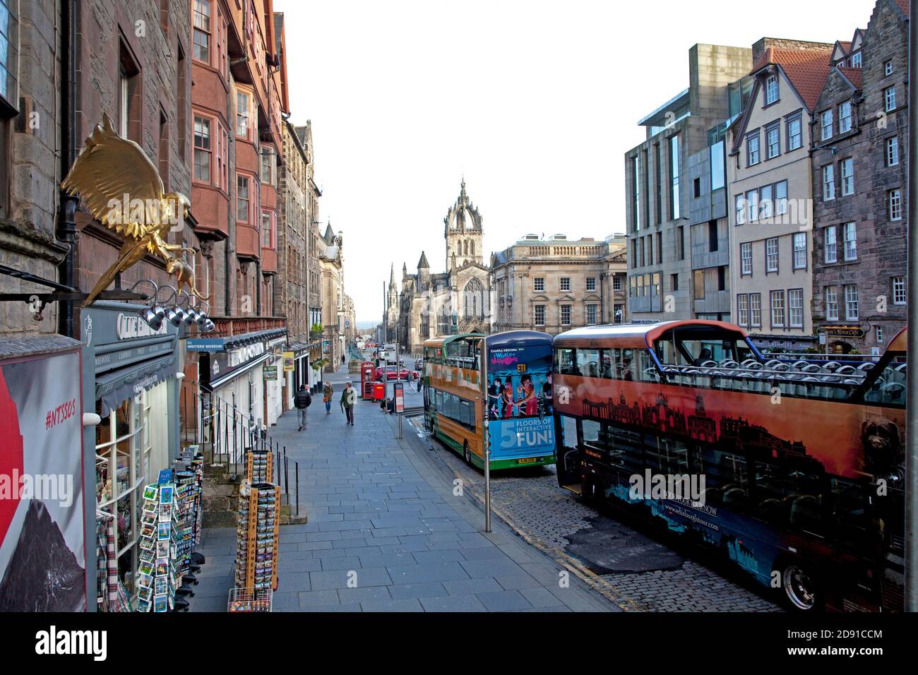 Centre-ville d'Édimbourg, Écosse, Royaume-Uni. 2 novembre 2020. Edimbourg est désormais soumis aux restrictions de niveau trois, le deuxième niveau d'alerte le plus élevé. Au niveau trois, les locaux d'accueil seront autorisés à ouvrir - mais aucun alcool ne peut être vendu, et ils doivent fermer à 18:00. Bien que quelques-uns aient ouvert, la plupart des établissements qui vendent normalement de l'alcool et fournissent des repas ont choisi de ne pas ouvrir. Tout est calme, y compris les cafés et les magasins touristiques. Photo : la partie Lawnmarket du Royal Mile, qui fait habituellement du thé avec les touristes à tout moment de la journée. Banque D'Images
