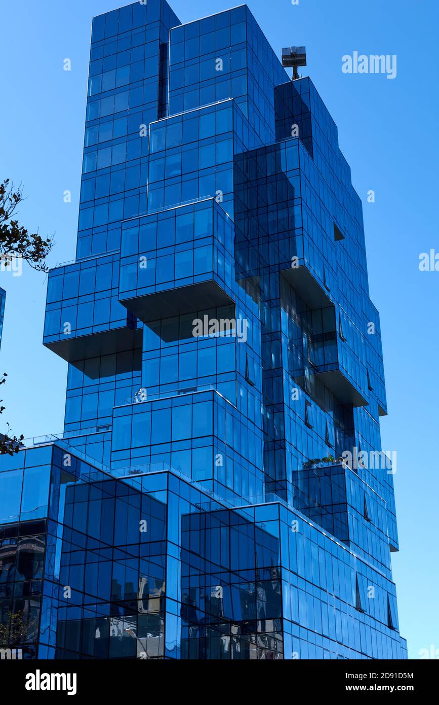 420 Kent se compose de trois tours d'appartements contemporains de boîtes en verre décalées et cubes, sur le front de mer de East River Banque D'Images