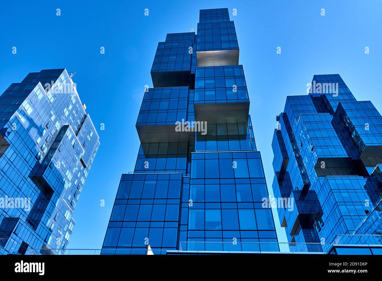 420 Kent se compose de trois tours d'appartements contemporains de boîtes en verre décalées et cubes, sur le front de mer de East River Banque D'Images