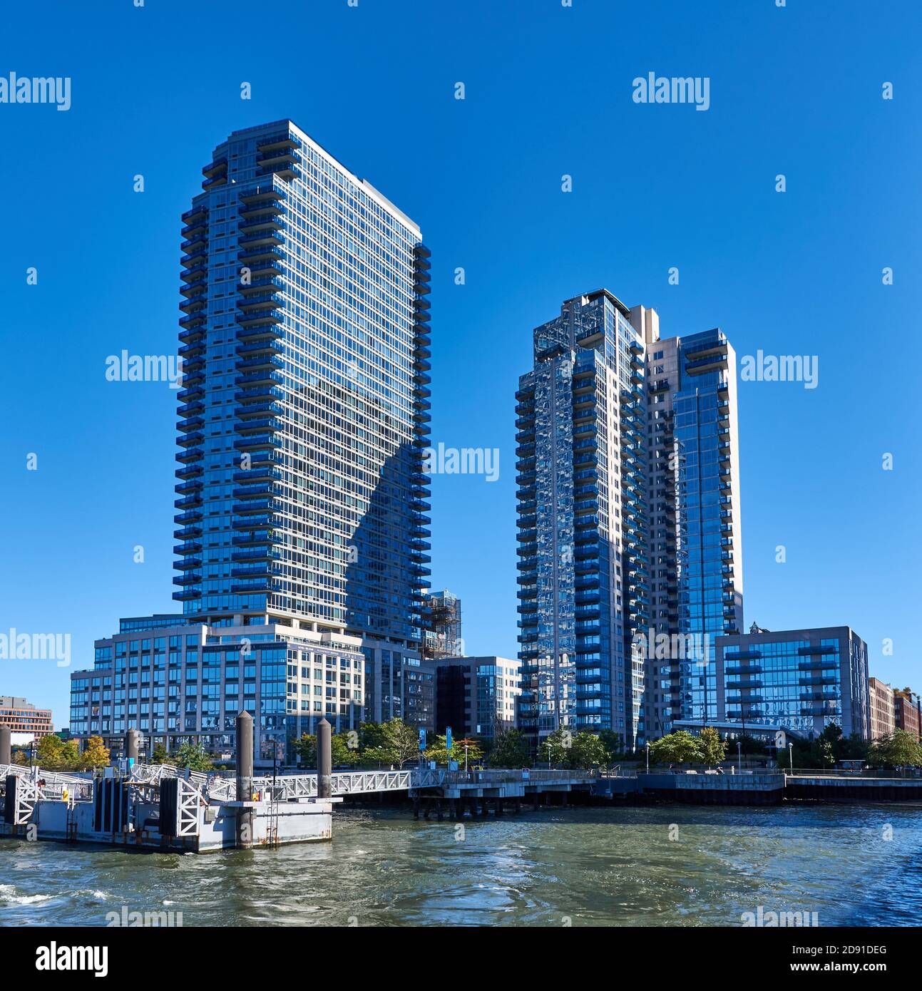 Deux tours-appartements modernes, Level et The Edge, bordent le front de mer de East River dans North Williamsburg. Banque D'Images