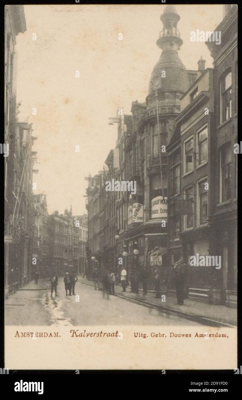 Kalverstraat gezien vanaf het Muntplein naar het Spui. Rechts bevind zich nu V en D. Uitgave Gebr. Douwes, Amsterdam, Banque D'Images