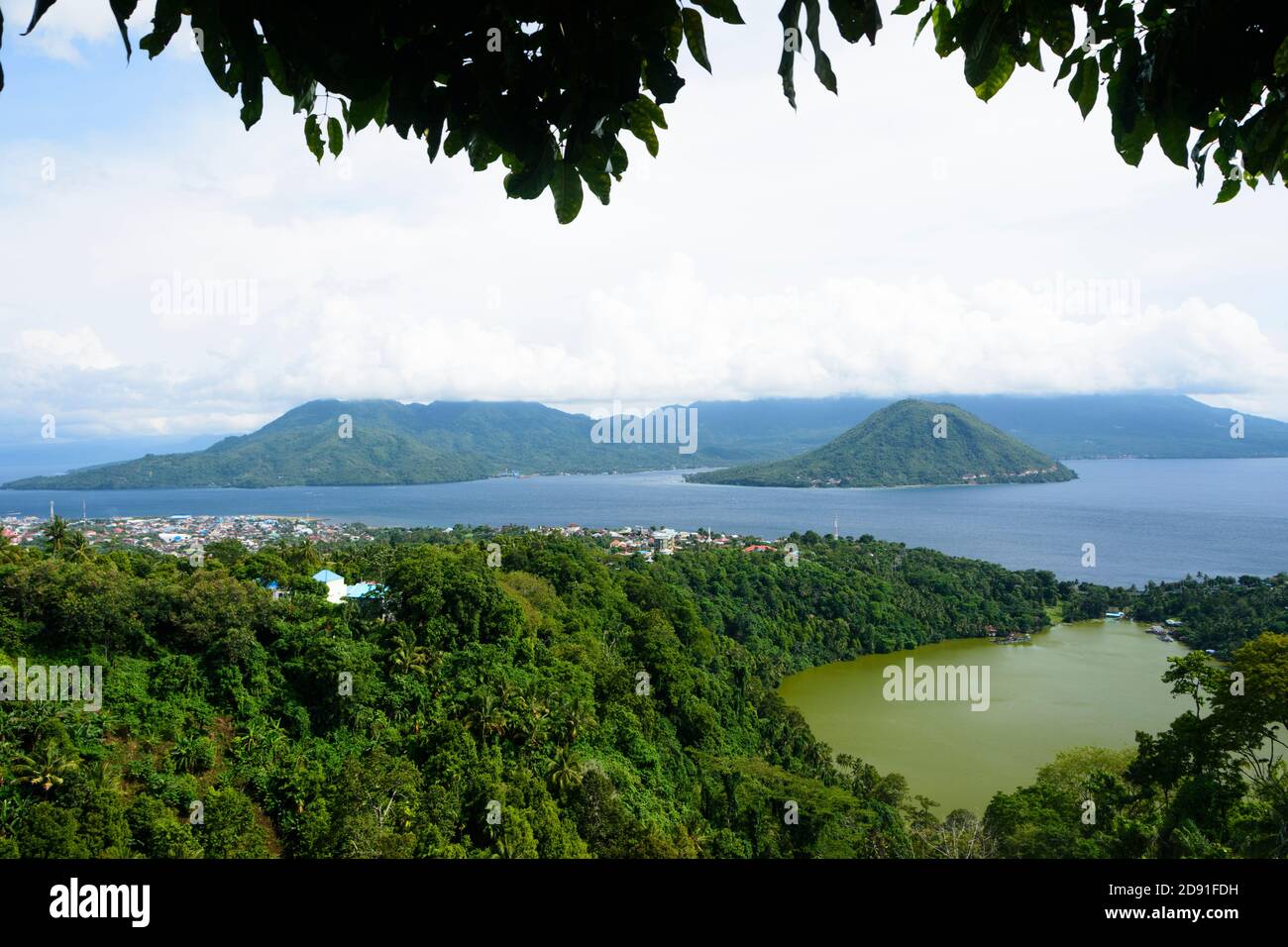Les îles Tidore et Halmahera vues de l'île de Ternate, North-Moluques, Indonésie. Banque D'Images