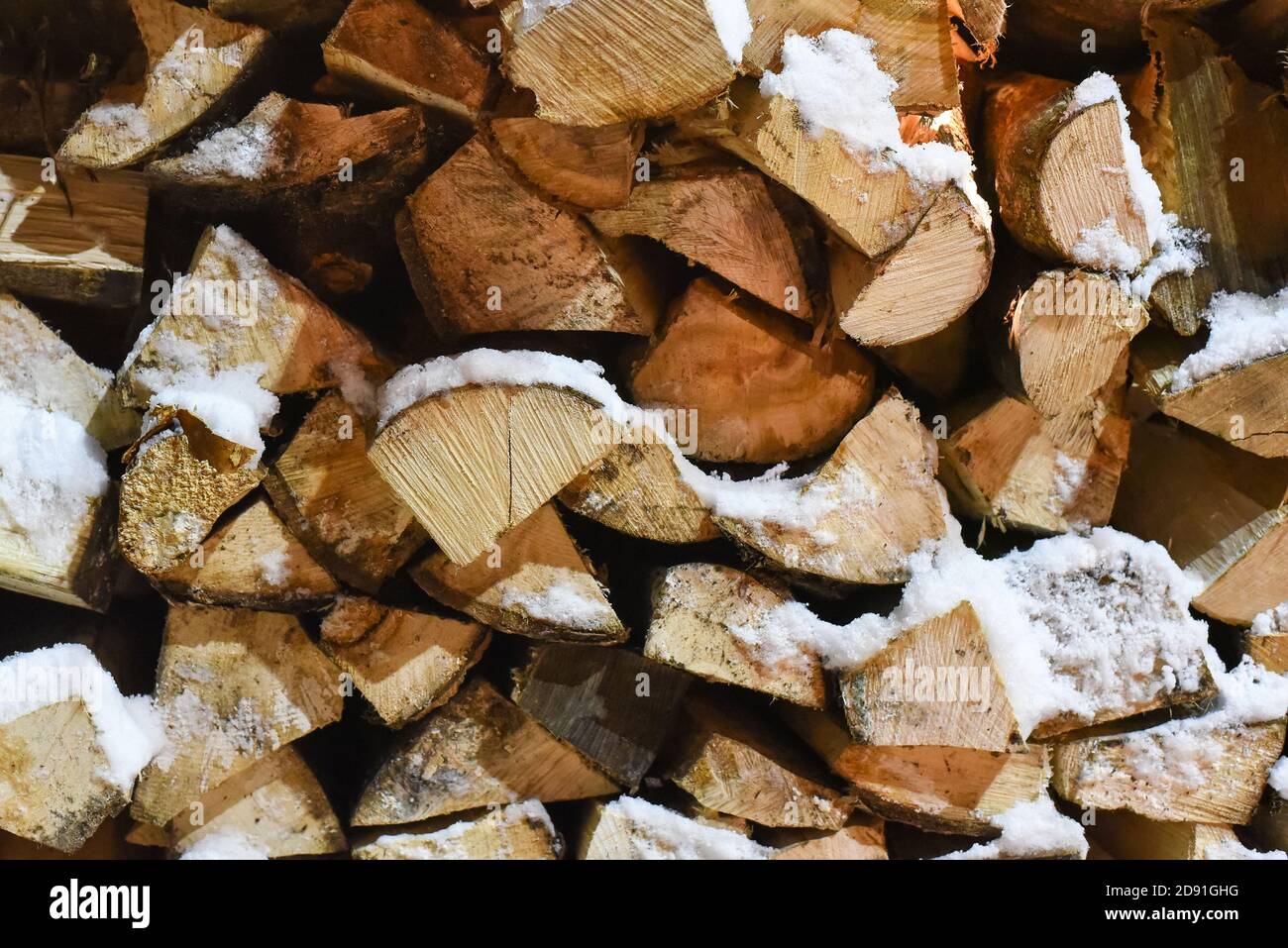 pile de bois de chauffage haché à l'extérieur par temps hivernal enneigé Banque D'Images