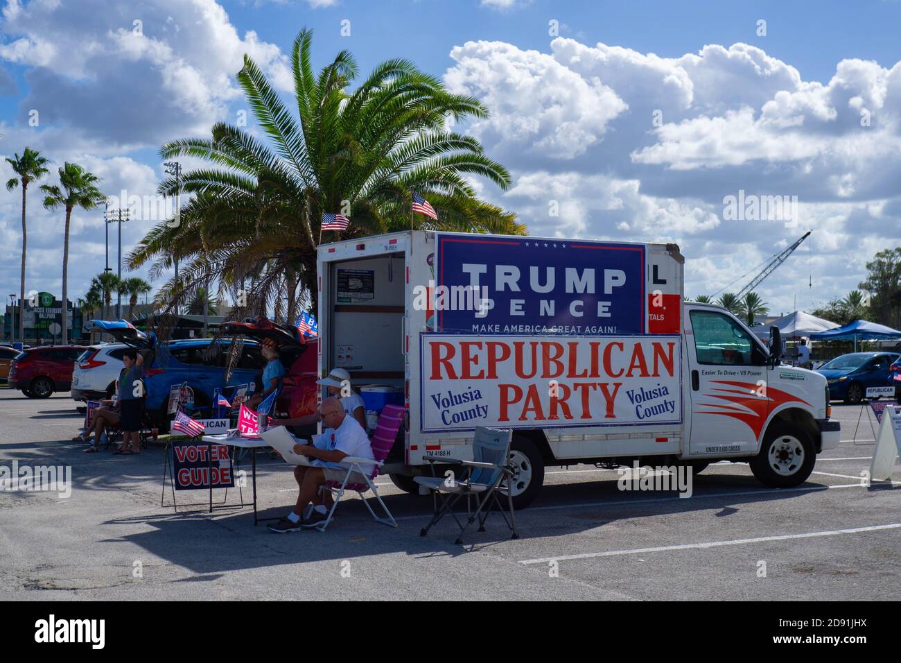 Daytona Beach, États-Unis. 31 octobre 2020. Les partisans de Trump s'assoient à l'extérieur d'un bureau de vote à Daytona Beach. Banque D'Images