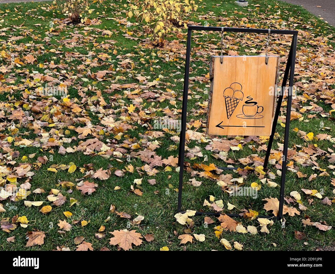Vue extérieure du panneau en bois au café invitant pour une tasse de café ou de crème glacée Banque D'Images