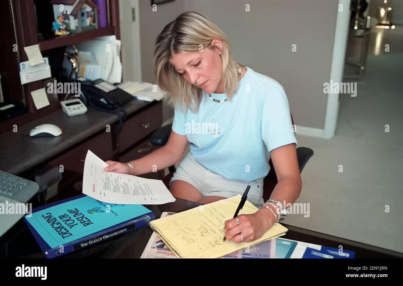 Femme de 35 ans plans soigneusement reprise personnelle avant d'appliquer un nouvel emploi Banque D'Images