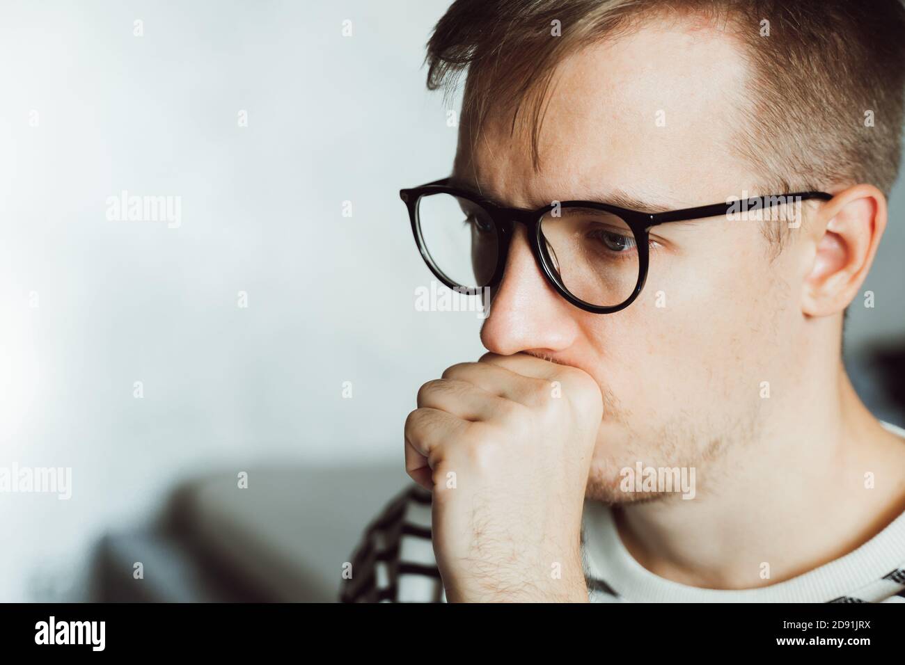 Homme réfléchi entrepreneur porte des lunettes de pensée, de résolution de problème. Pensive bouleversé épuisé gars se sentant frustré déprimé fatigué. Santé mentale, af Banque D'Images