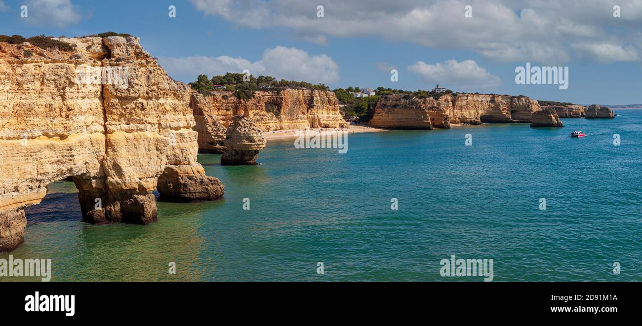 Vue panoramique de Praia da Marinha le long des falaises de la côte de l'algarve portugal Banque D'Images