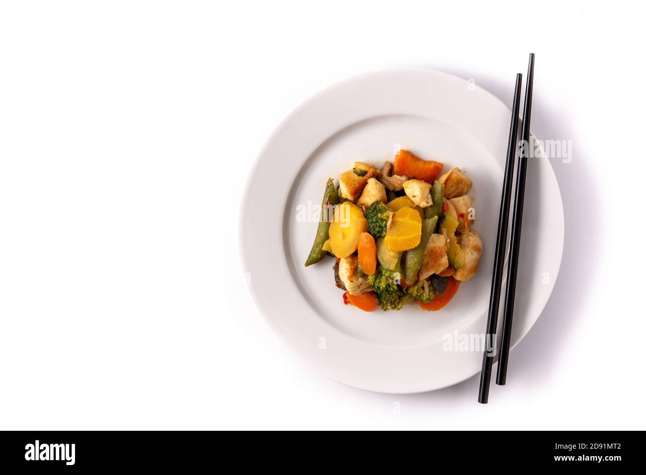 Faire sauter le poulet avec les légumes isolés sur fond blanc Banque D'Images