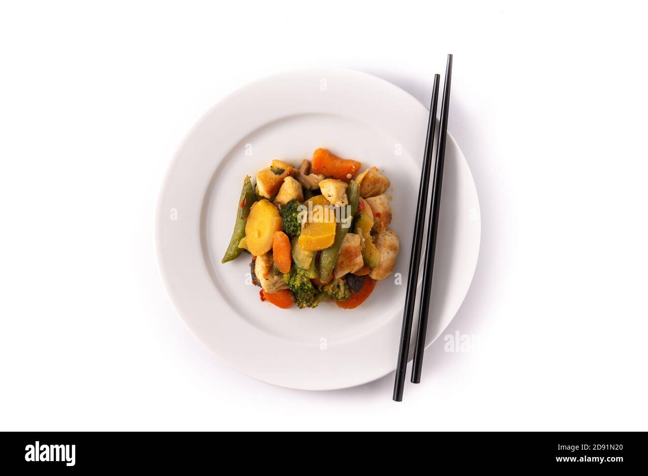 Faire sauter le poulet avec les légumes isolés sur fond blanc Banque D'Images