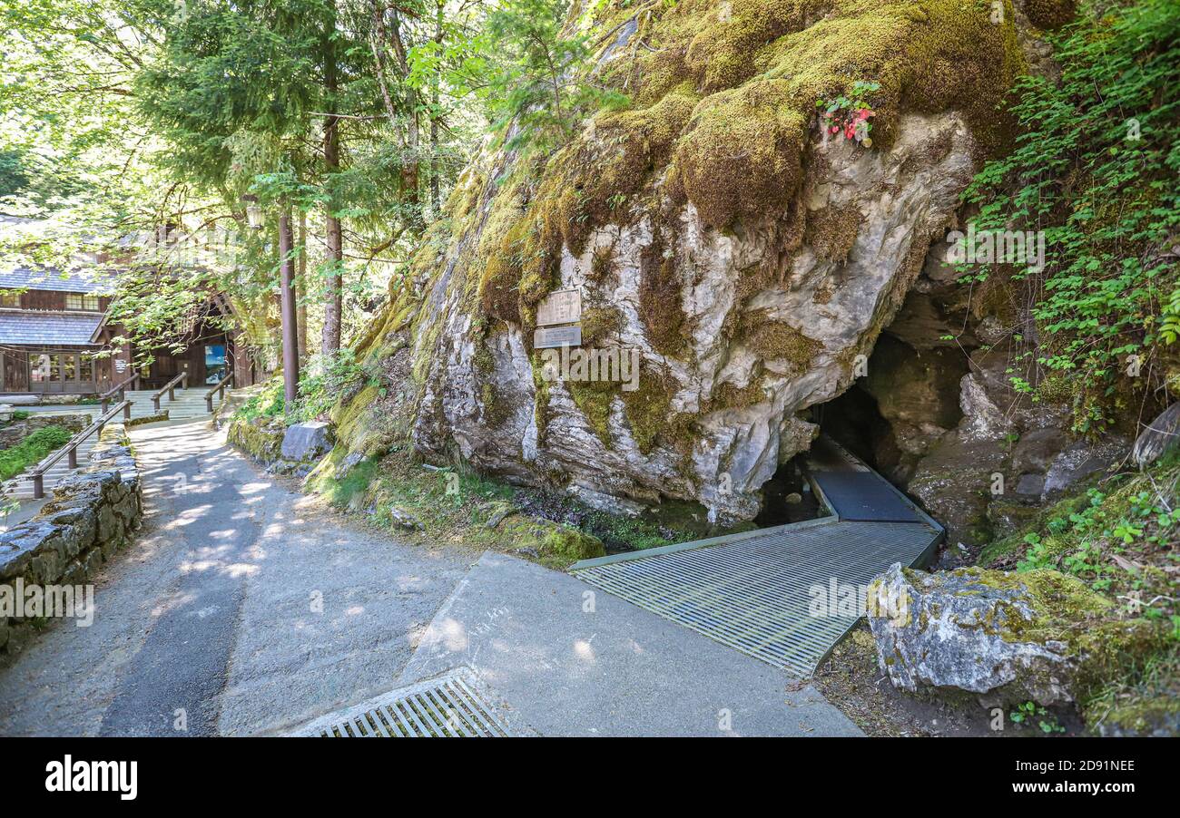 CAVE JUNCTION, OREGON, ÉTATS-UNIS - 30 septembre 2019 : l'entrée du système de grottes complexe du monument national Oregon Caves est l'endroit où les visites guidées a Banque D'Images