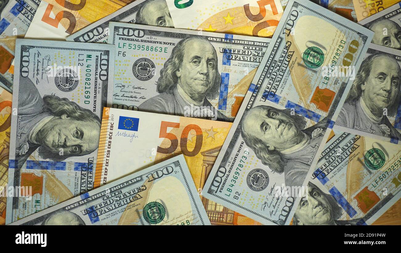 pile de billets de banque en dollars et en euros comme arrière-plan. Banque D'Images