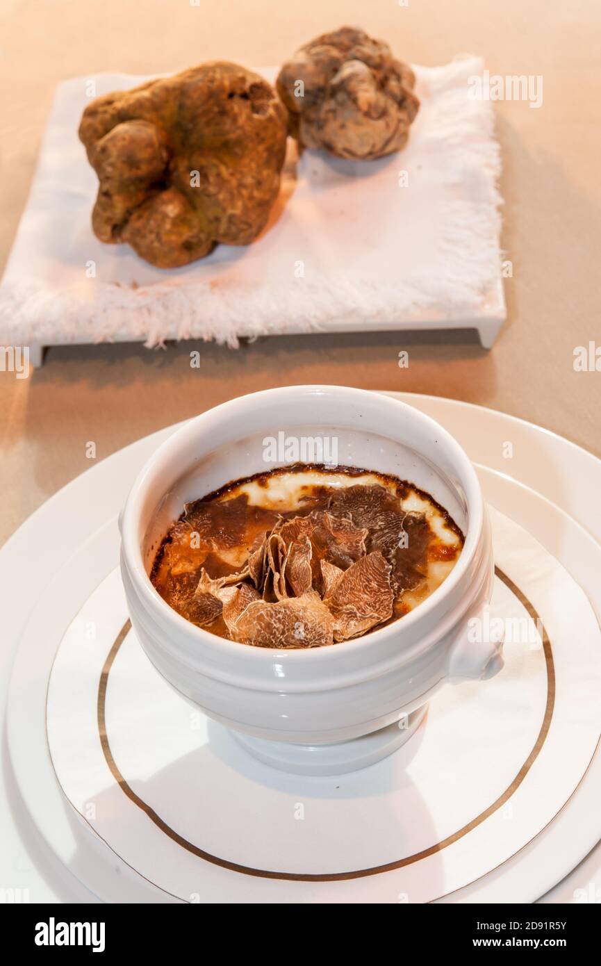 La truffe blanche d'Alba est coupée en tranches de cocotte avec des œufs et de la fontina sauce au fromage Banque D'Images