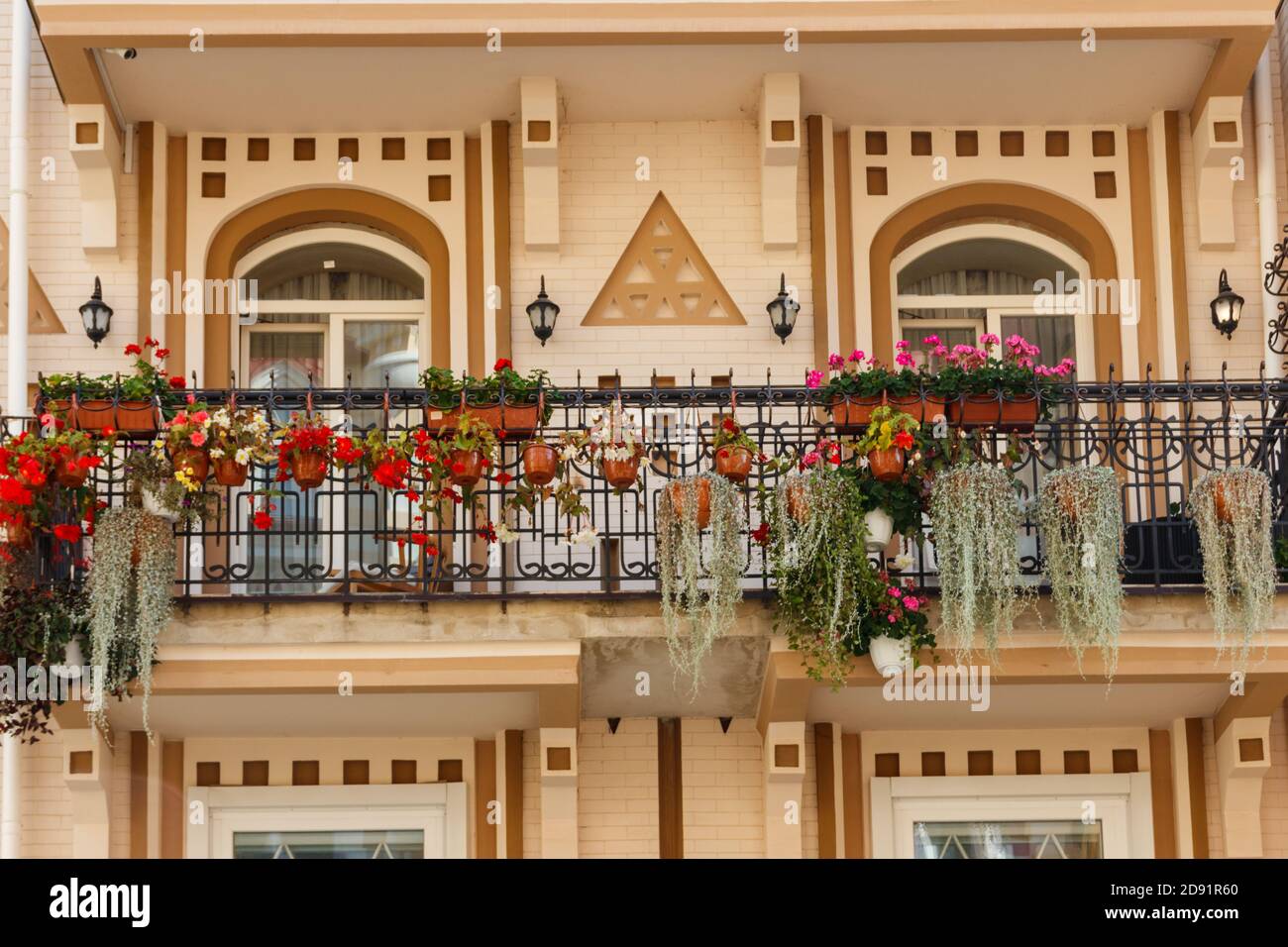 Pots de fleurs avec de belles fleurs sur un balcon Banque D'Images