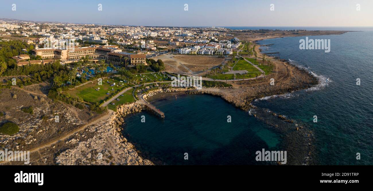Vue aérienne de l'hôtel Elysium et de la plage de Paphos, Chypre. Banque D'Images