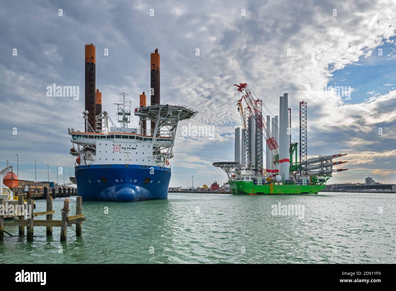 Installation navires Apollo et Vole au vent amarrés au terminal de charge lourde REBO dans le port d'Ostende, Belgique, chargeant des éoliennes pour le parc éolien SeaMade Banque D'Images
