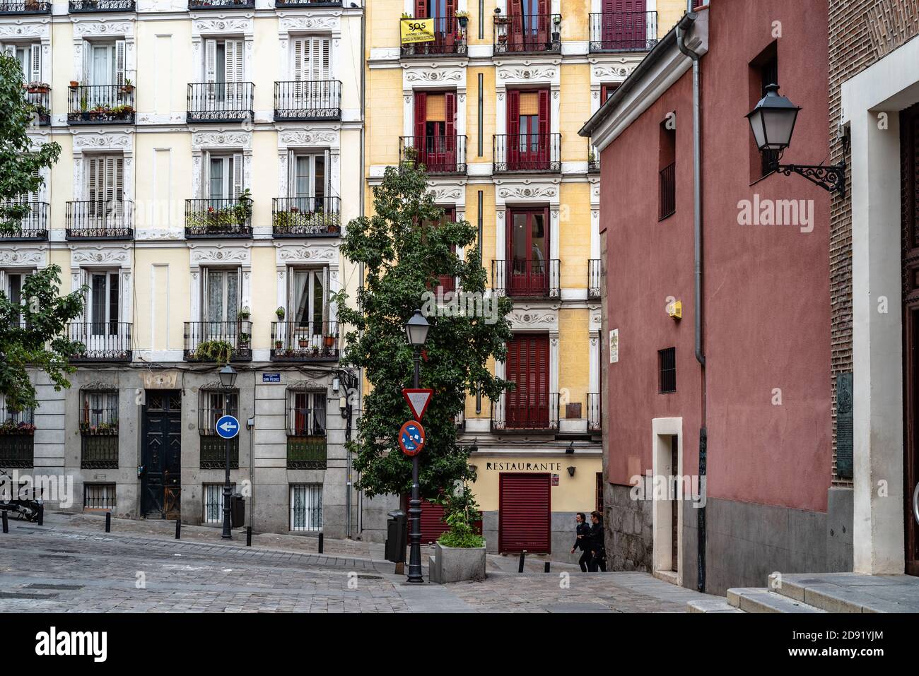 Madrid, Espagne - 4 octobre 2020 : vue pittoresque sur la rue Nuncio dans le quartier de Latina, dans le centre de Madrid. Banque D'Images