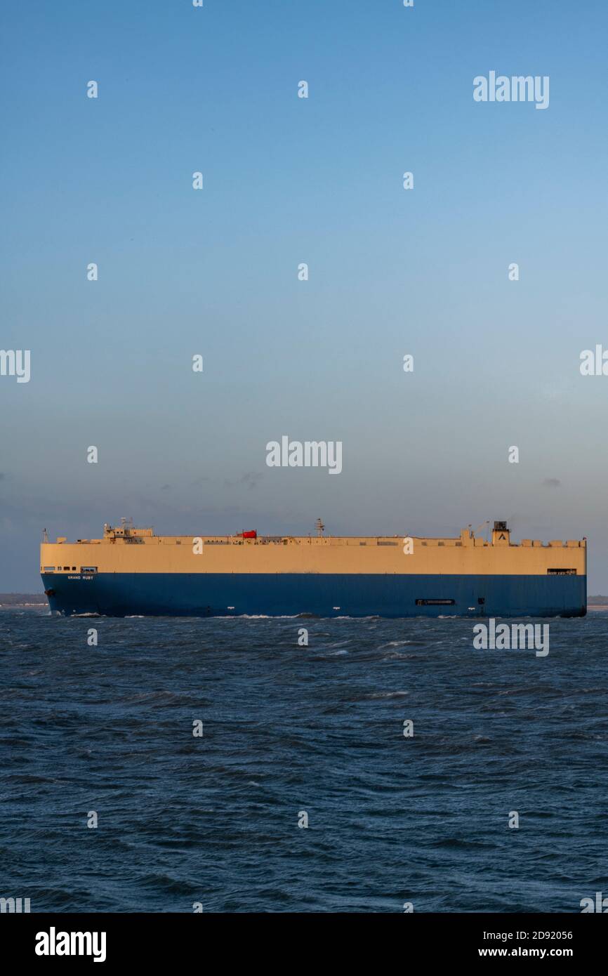 porte-voitures navire de transport pour automobiles véhicules importés et exportés de l'europe navire dans le solent entrant dans le port de southampton docks. Banque D'Images