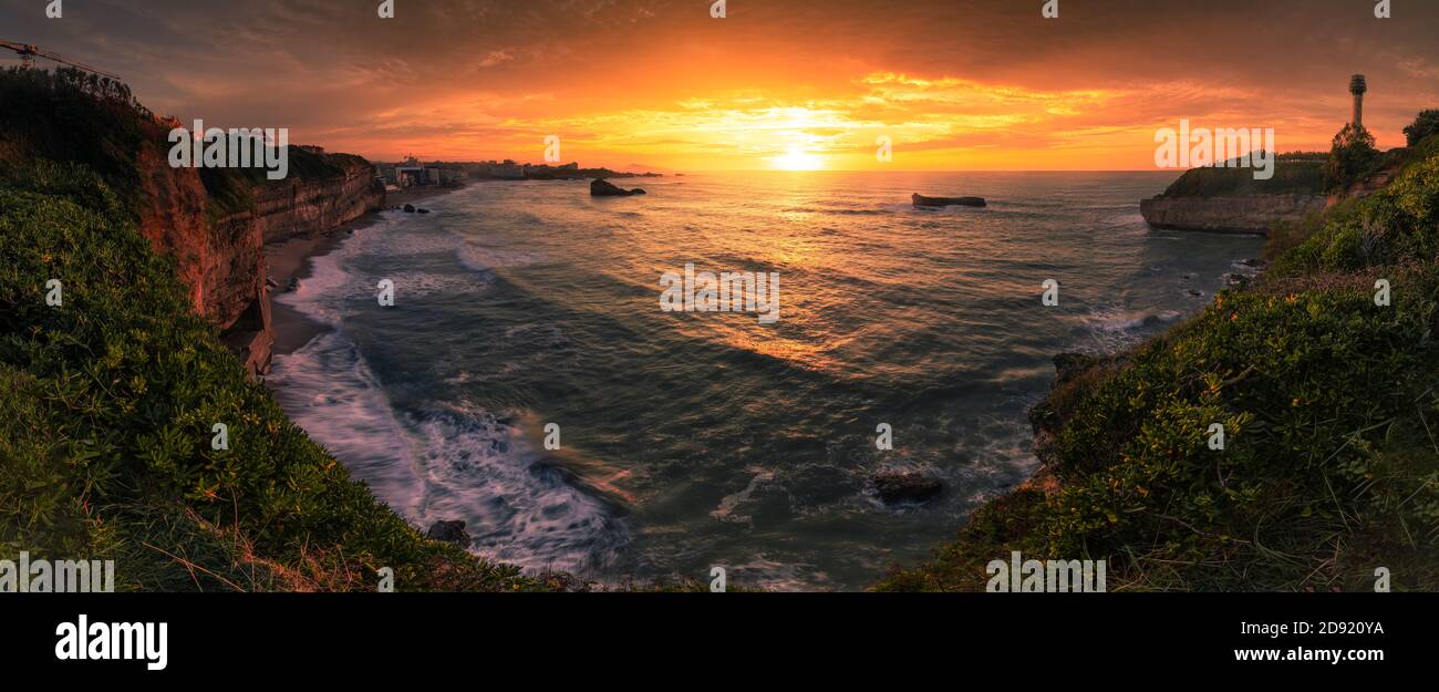 Coucher de soleil sur le front de mer de Biarritz sur la côte du pays Basque. Banque D'Images