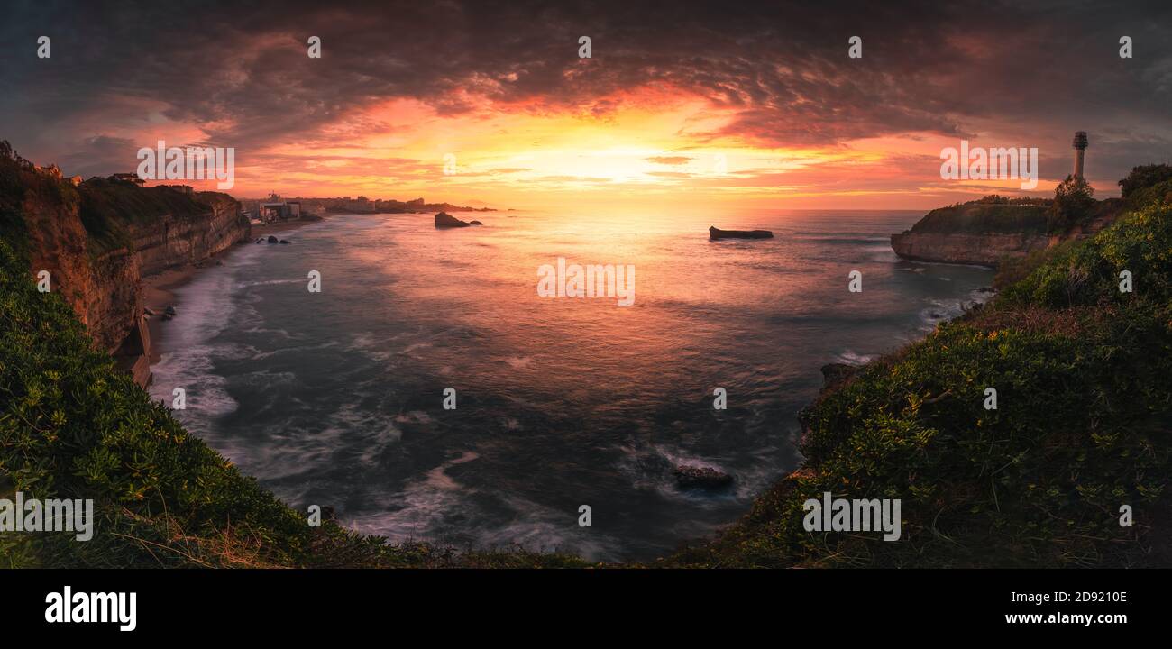 Coucher de soleil sur le front de mer de Biarritz sur la côte du pays Basque. Banque D'Images