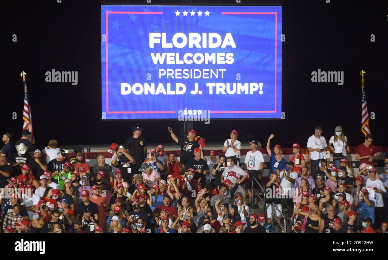 OPA Locka, États-Unis. 1er novembre 2020. Le 1er novembre 2020 - OPA-Locka, Floride, États-Unis - les gens attendent l'arrivée du président américain Donald Trump lors d'un rassemblement de campagne à l'aéroport exécutif de Miami-OPA Locka le 1er novembre 2020 à OPA-Locka, Floride. Aujourd'hui, le président Trump a organisé des événements dans cinq États, alors qu'il poursuit sa campagne contre le candidat à la présidence démocrate Joe Biden deux jours avant l'élection de novembre 3. Crédit : Paul Hennessy/Alamy Live News Banque D'Images