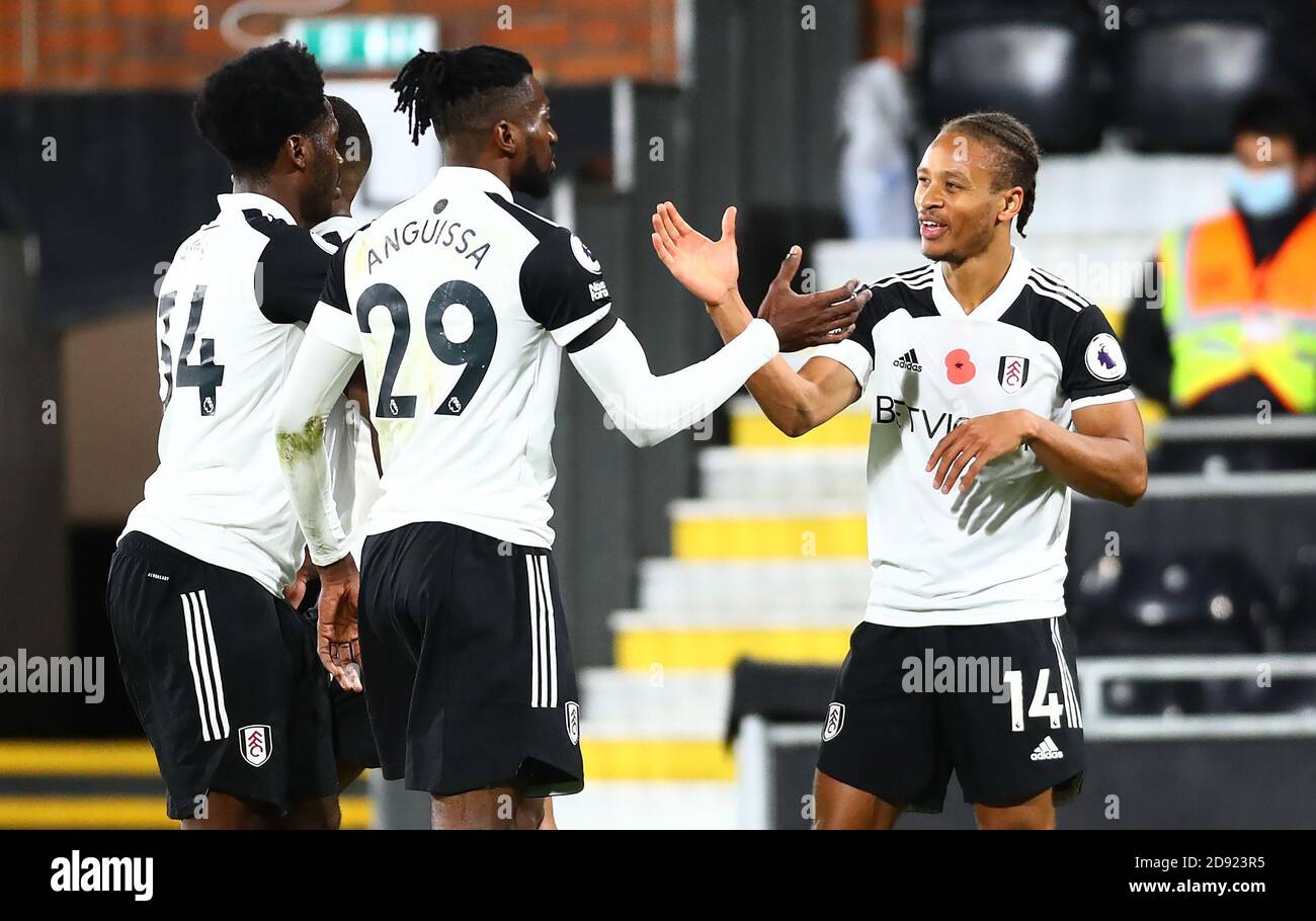 Bobby Decordova-Reid de Fulham (à droite) célèbre avec son coéquipier Andre-Frank Zambo Anguissa marquant le premier but du match de la Premier League à Craven Cottage, Londres. Banque D'Images