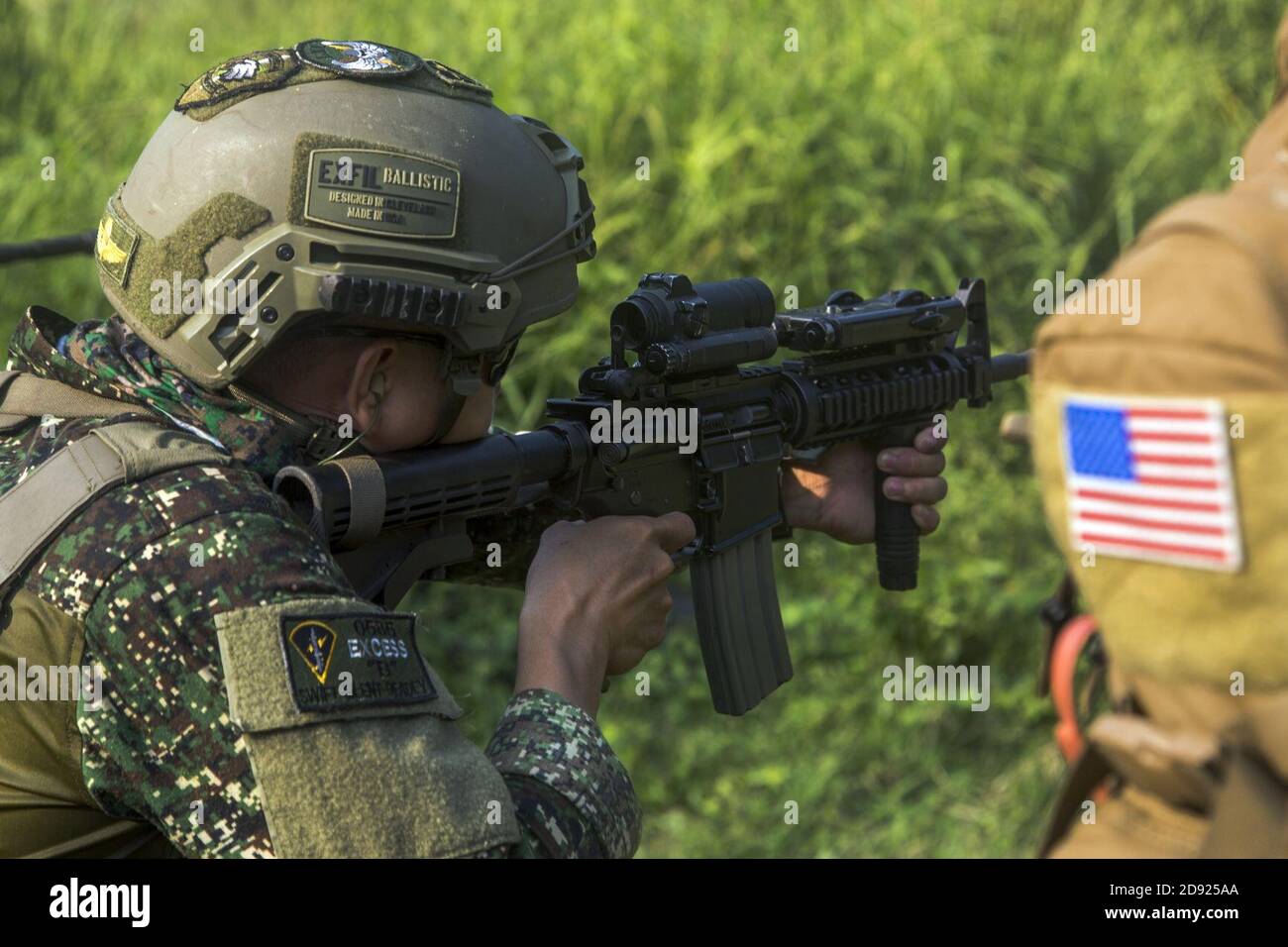 KAMANDAG 3 - Soldat PMC tirant un fusil d'assaut. Banque D'Images