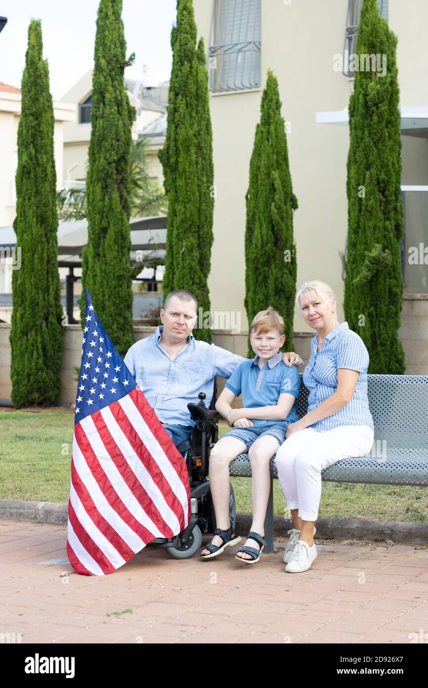 Trois générations de famille avec drapeau des États-Unis Banque D'Images