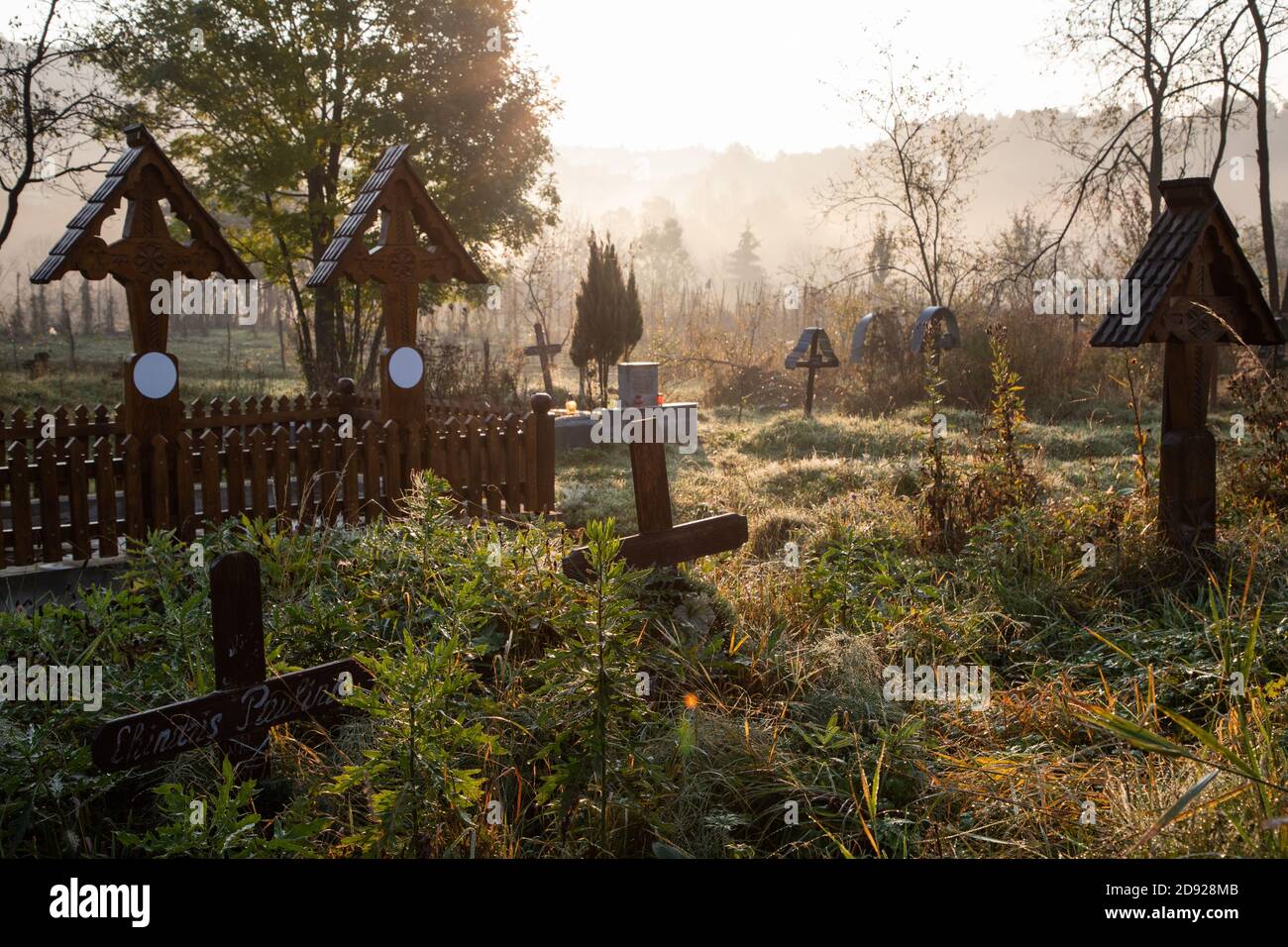 Cimetière traditionnel à Maramures Roumanie Banque D'Images