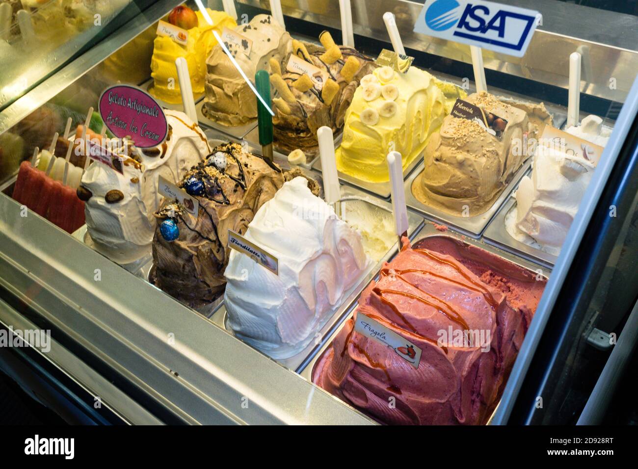 VENISE, ITALIE - 10 octobre 2017 : une grande dose de glace appétissante à l'intérieur d'un congélateur à venise, Italie Banque D'Images