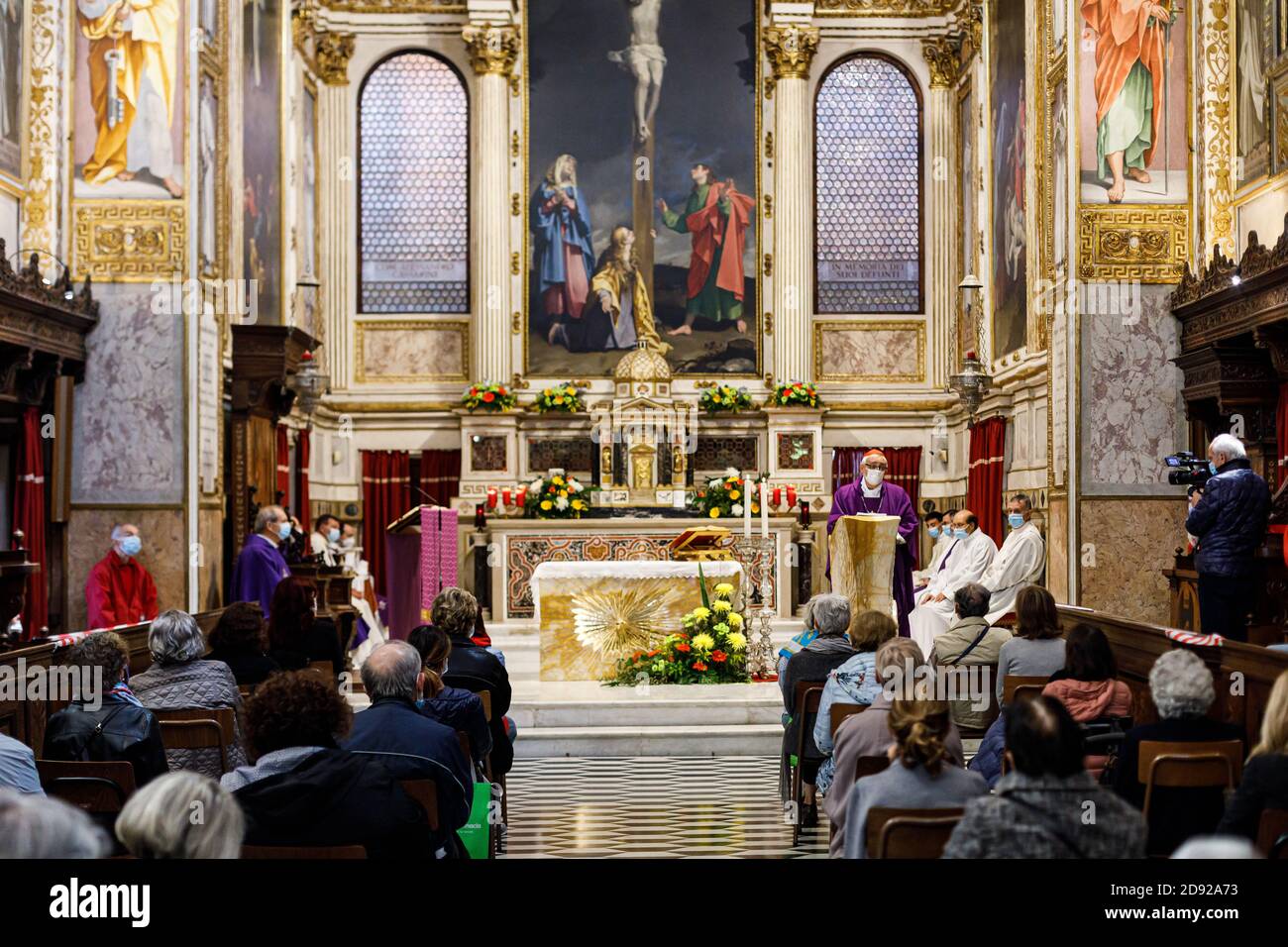 Bologne, Italie. 02 novembre 2020. Le cardinal de Bologne Matteo Maria Zuppi célèbre une messe à l'intérieur de l'église du cimetière de la Certosa pendant toute la journée de l'âme le 2 novembre 2020 à Bologne, Italie. De nombreux citoyens de Bologne visitent 'Certosa di Bologna' (le cimetière monumental de la ville) pendant toute la journée de l'âme pour respecter les parents décédés et pour déposer des fleurs, maintenir leurs tombes et bougies légères; cette année, cependant, le nombre de visiteurs sont considérablement réduits en raison de la pandémie de cavid. Crédit: Massimiliano Donati/Alay Live News Banque D'Images