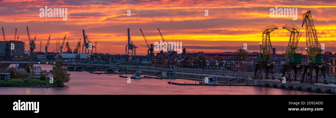 Vieilles grues sur les boulevards au bord de la rivière à Szczecin au lever du soleil. Szczecin, Poméranie occidentale, Pologne Banque D'Images