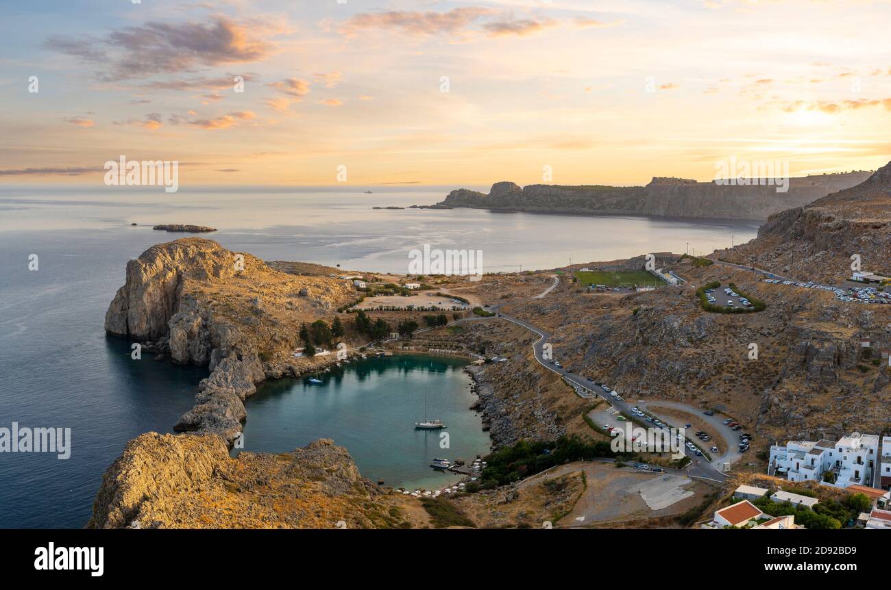 Vue sur le village de Lindos et la mer Méditerranée depuis l'acropole de Lindos.Rhodes, Grèce. Banque D'Images