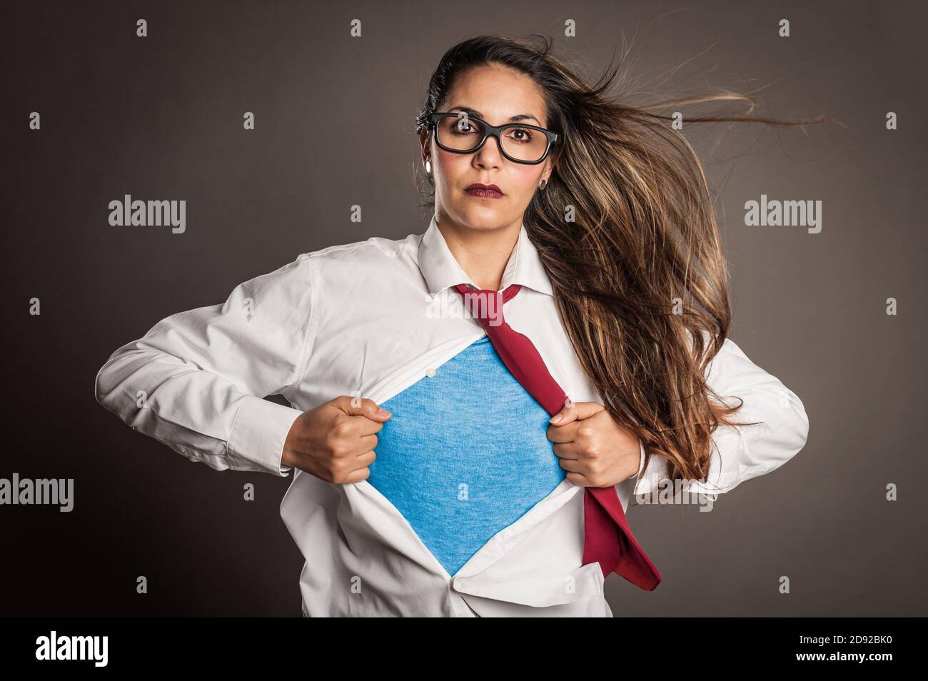 brunette femme ouvrant sa chemise comme un super-héros Banque D'Images