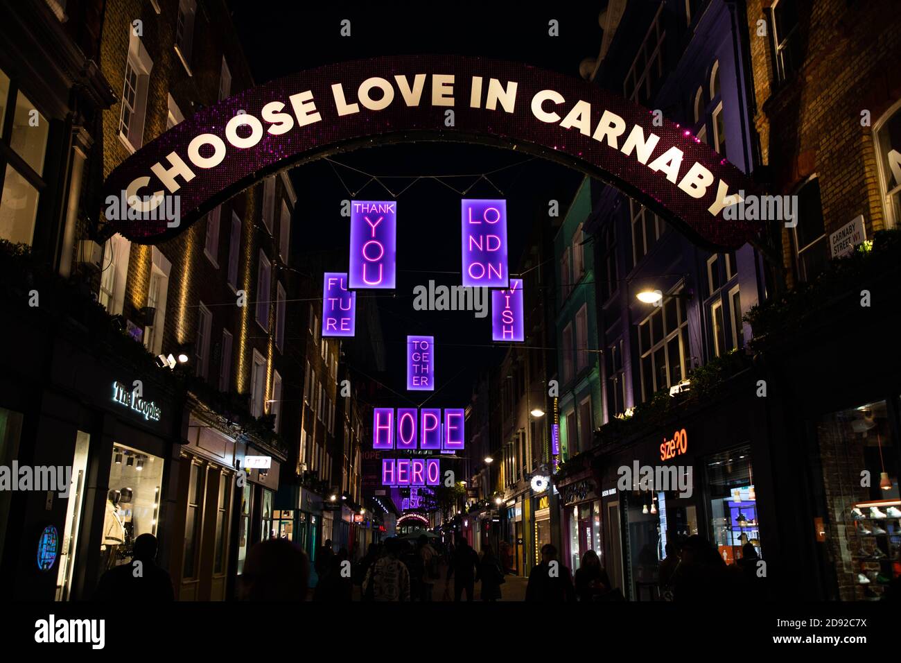 Utilisation Editoriale Seulement L Installation De Noel De Carnaby Cette Annee Est Intitulee Choisir L Amour Dans Carnaby Et Est En Collaboration Avec La Charite Choisir L Amour Une Serie De Boites Lumineuses Au Neon